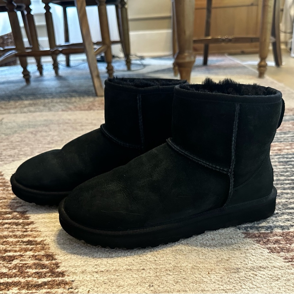 UGG CLASSIC MINI SIZE 9 BLACK